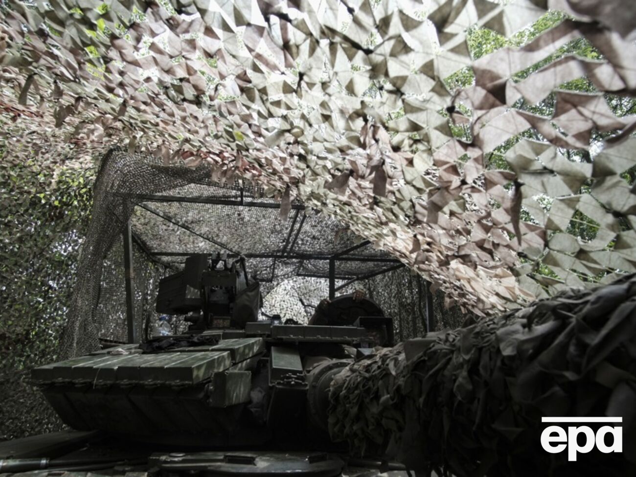 NYT считает, что активное использование дронов в российско-украинской войне заставляет стороны модернизировать танки фактически на ходу