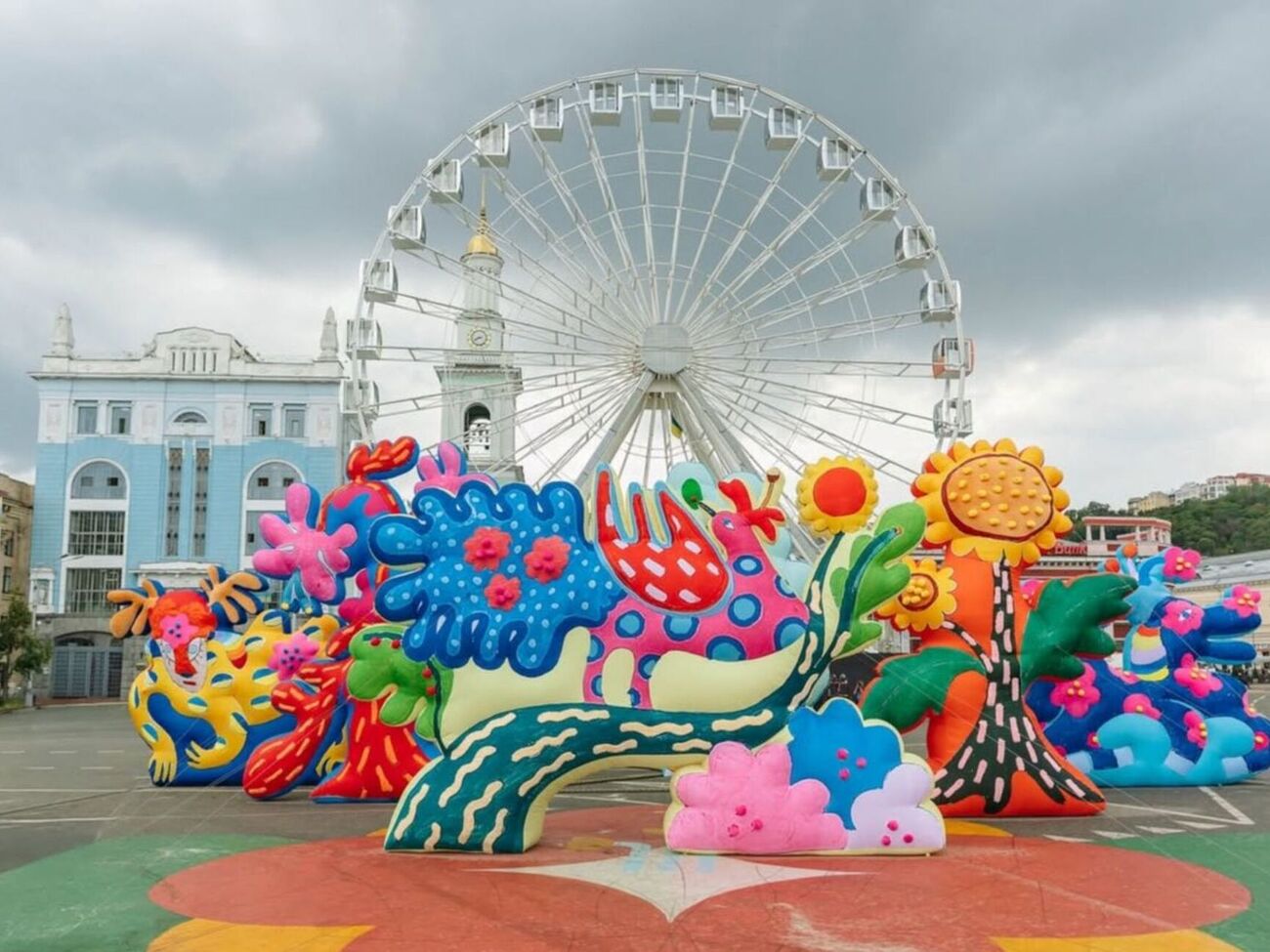 Скульптуры, созданные американцами по мотивам картин Примаченко, стоят перед смотровым колесом