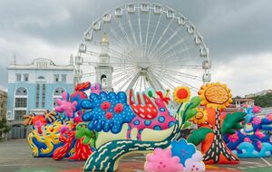 Скульптуры, созданные американцами по мотивам картин Примаченко, стоят перед смотровым колесом