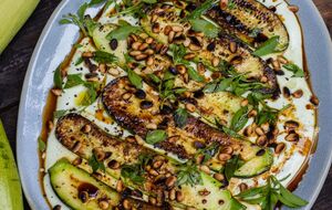 Кабачки із соусом краще смакують гарячими