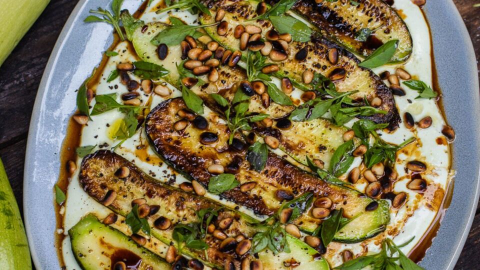 Кабачки із соусом краще смакують гарячими