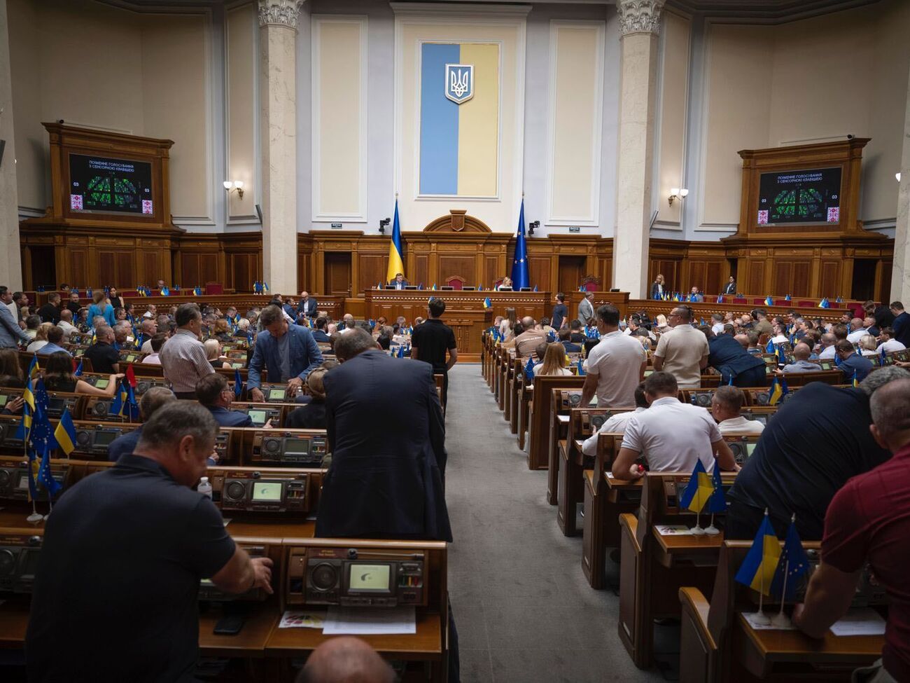 Ближайшее заседание Рады 16 сентября должно стать началом, когда можно будет видеть трансляцию вживую, отметил Юрчишин