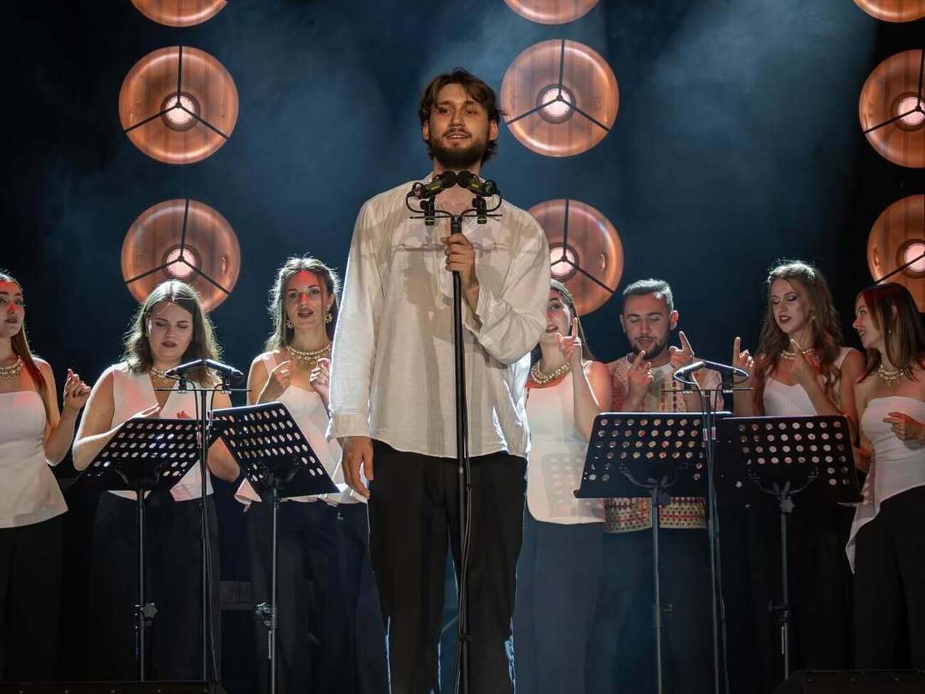 Хор став популярним у червні після виконання пісні "Цей сон"