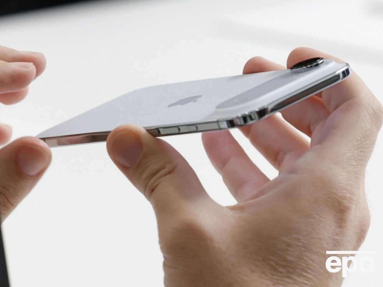 Толщина iPhone Air – 5,6 мм, вес – 165 г. Модель представлена в четырех цветах