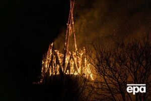 Місцеві припускають, що у вежу церкви міг влучити феєрверк, однак пожежники це відкидають