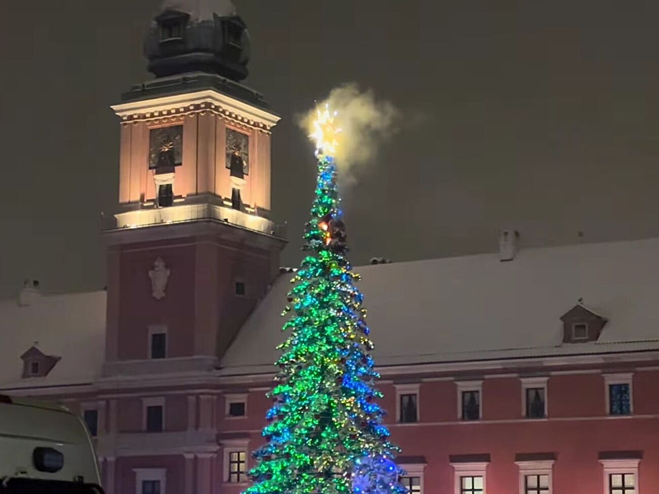 Пожар вызвали фейерверки и петарды, считают в полиции
