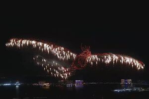 Для создания феникса использовали 2,3 тыс. дронов
