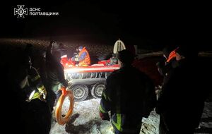 Одному из мужчин удалось самостоятельно выбраться на берег