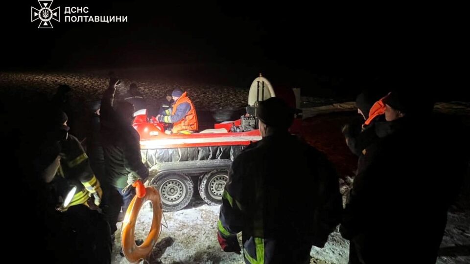 Одному из мужчин удалось самостоятельно выбраться на берег