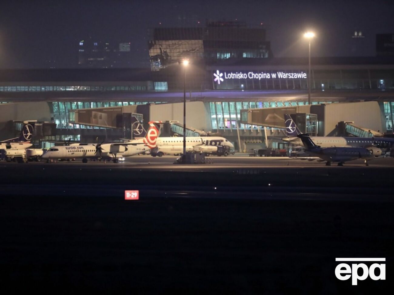 23-річний українець в аеропорту привернув увагу служб безпеки, годинами сидячи в кав'ярні з ноутбуком і джаммером, призначення якого пояснити не зміг