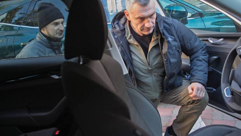 Кличко на Новый год отвез на передовую технику и оборудование