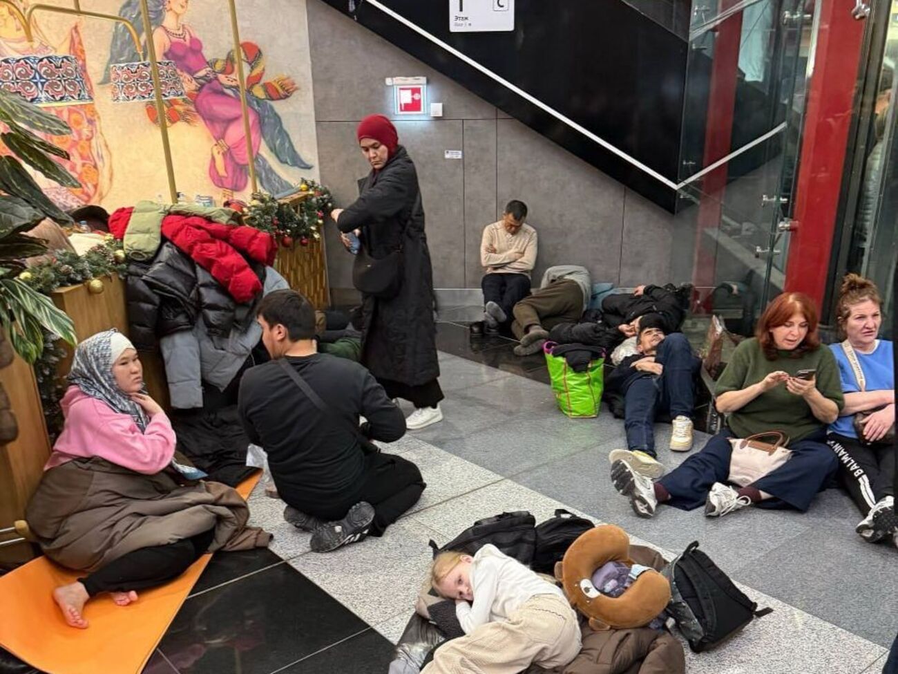 Пасажири в московських аеропортах сидять на підлозі