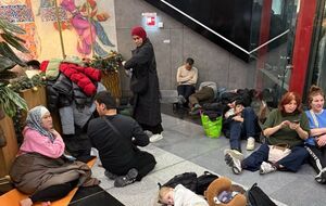 Пасажири в московських аеропортах сидять на підлозі