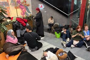 Пассажиры в московских аэропортах сидят на полу