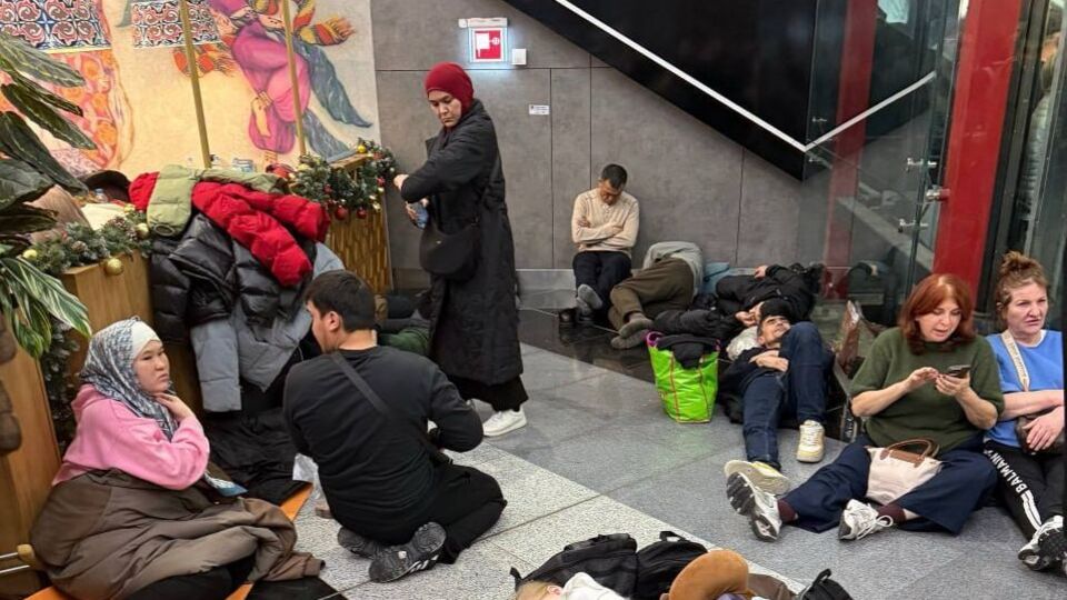 Пасажири в московських аеропортах сидять на підлозі