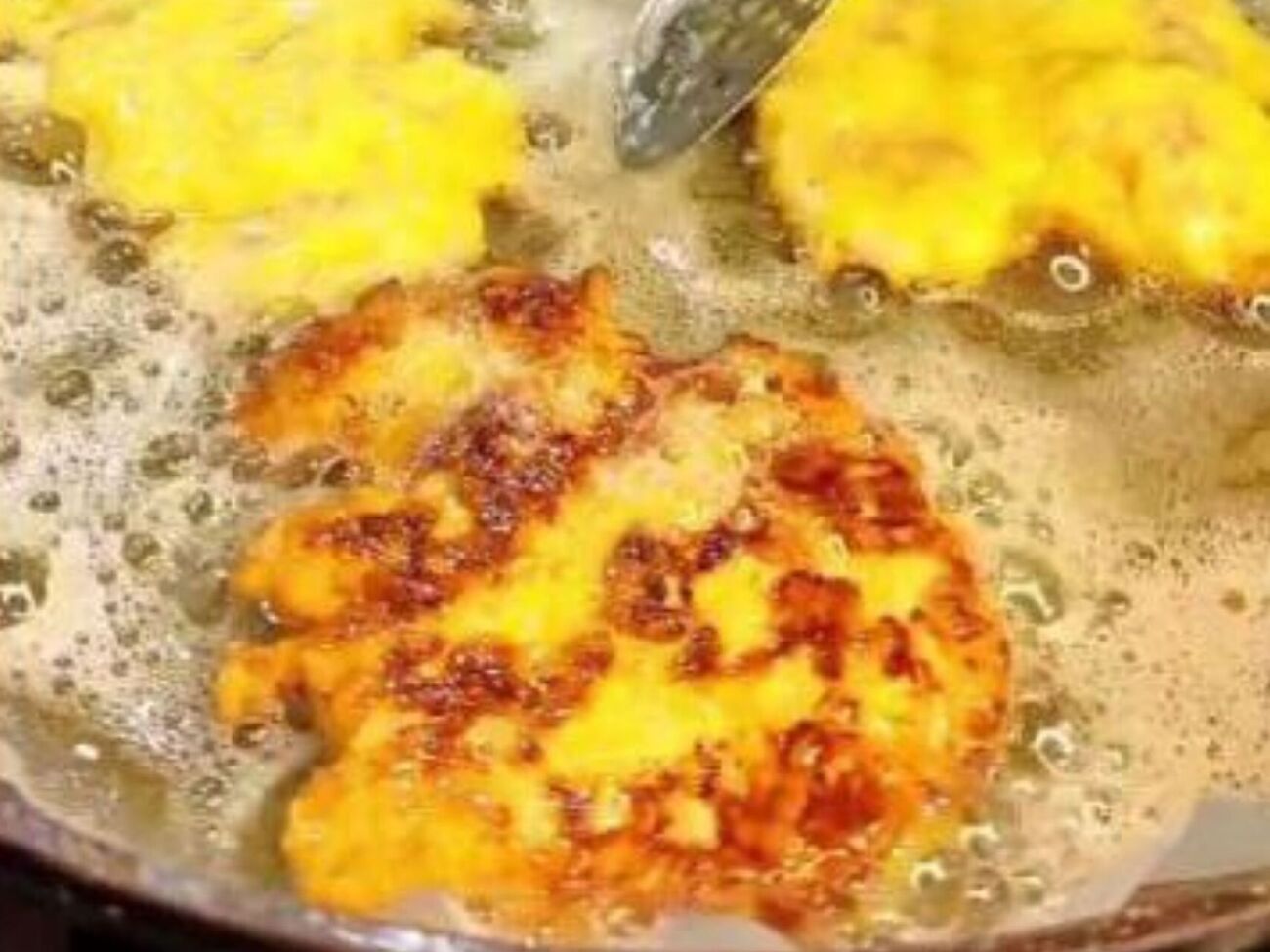 Для кляра понадобится одна луковица