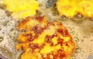 Для кляра понадобится одна луковица