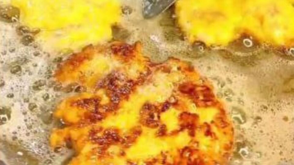 Для кляру знадобиться одна цибулина