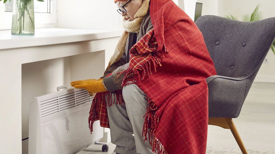 Если в помещении нет отопления, нужно одеться по принципу многослойности и дополнительно укрыться пледом или одеялом