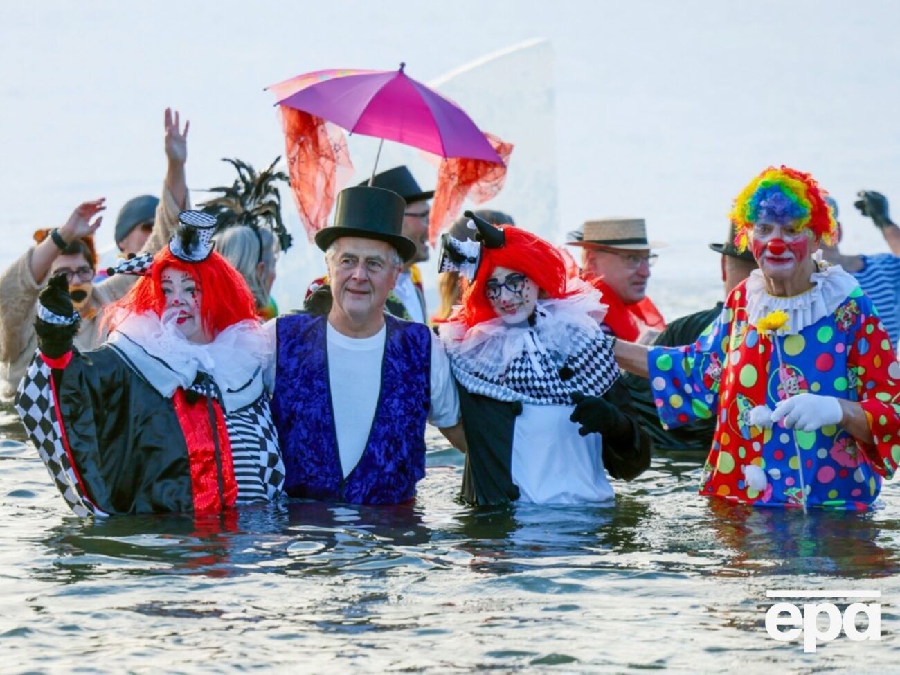 "Рубали й пиляли". У Німеччині, попри мороз, відбувся крижаний карнавал. Фоторепортаж
