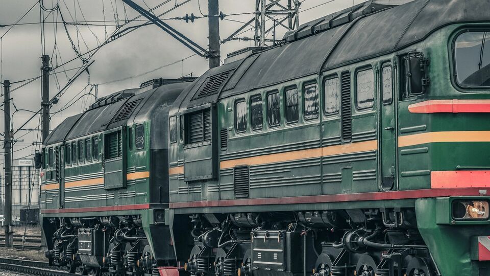 Российский Shahed прилетел рядом с локомотивом, рассказали в УЗ