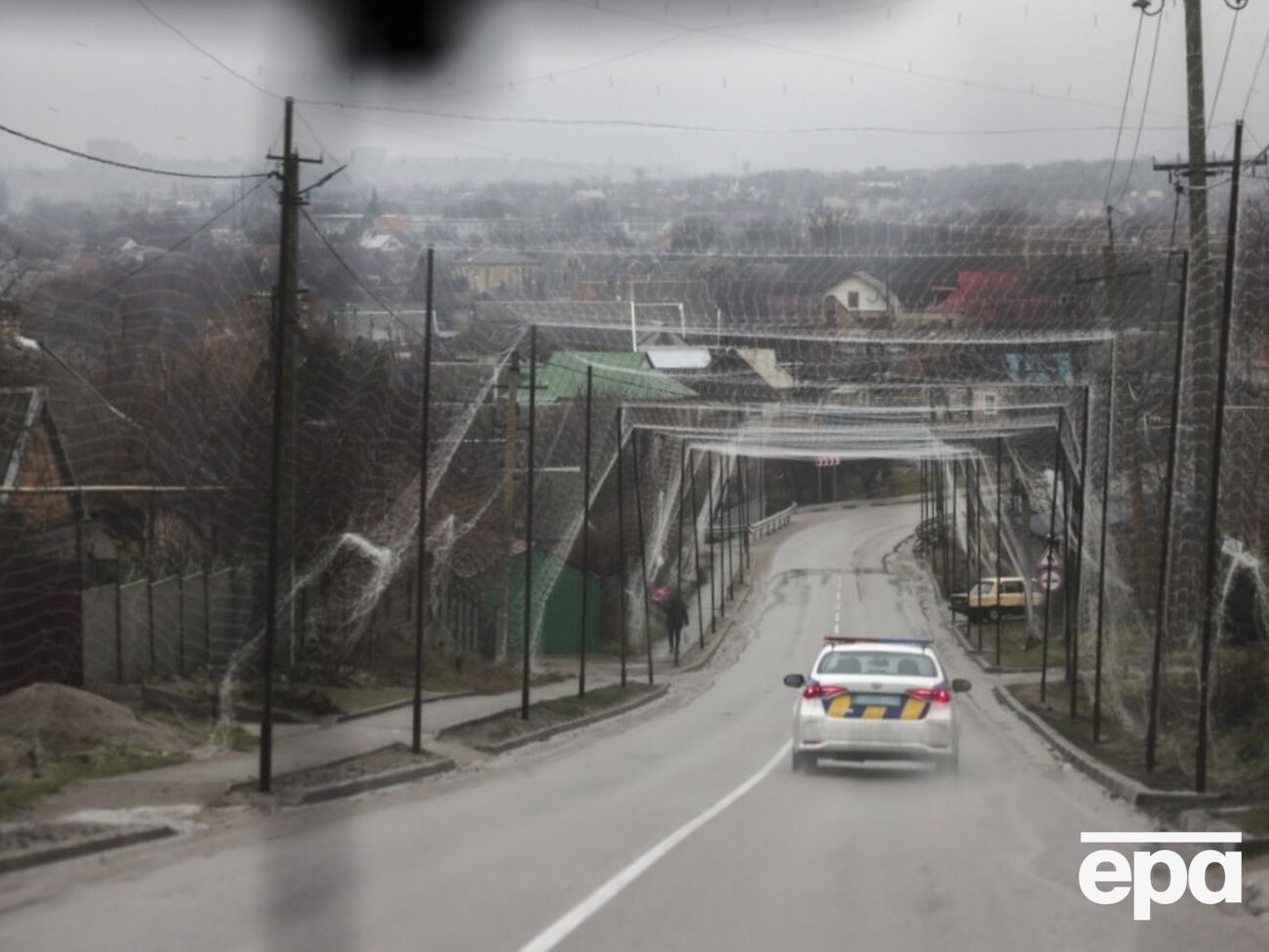 По словам начальника ОВА, ветер частично разрушил опоры антидроновых тоннелей
