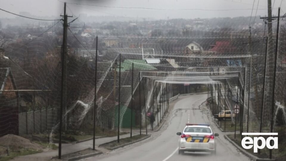 По словам начальника ОВА, ветер частично разрушил опоры антидроновых тоннелей