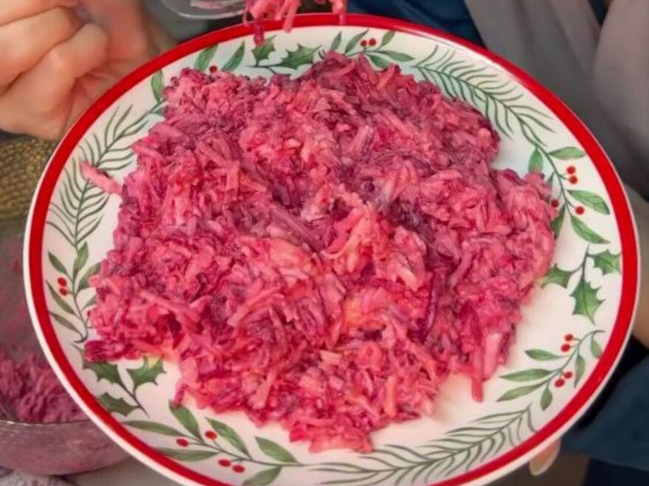 Для салату знадобляться чотири яйця і 100 г твердого сиру