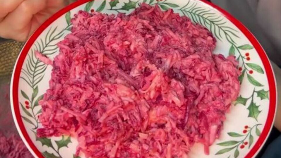 Для салату знадобляться чотири яйця і 100 г твердого сиру