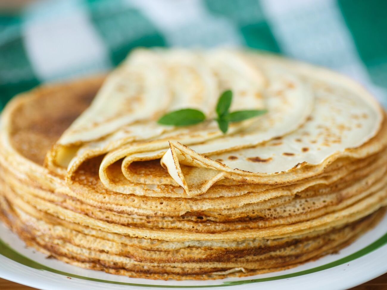 Для тіста знадобиться по склянці молока, окропу і борошна