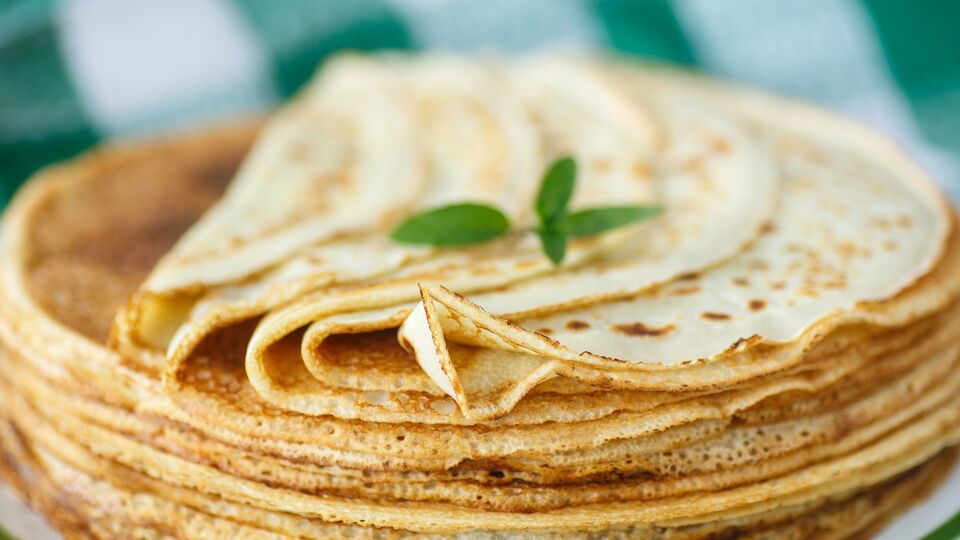 Для теста понадобится по стакану молока, кипятка и муки