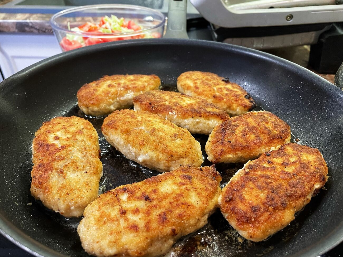 Для котлет візьміть чотири-п'ять курячих стегон