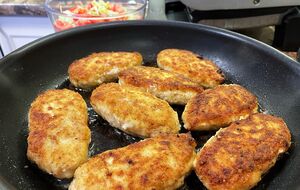 Для котлет візьміть чотири-п'ять курячих стегон