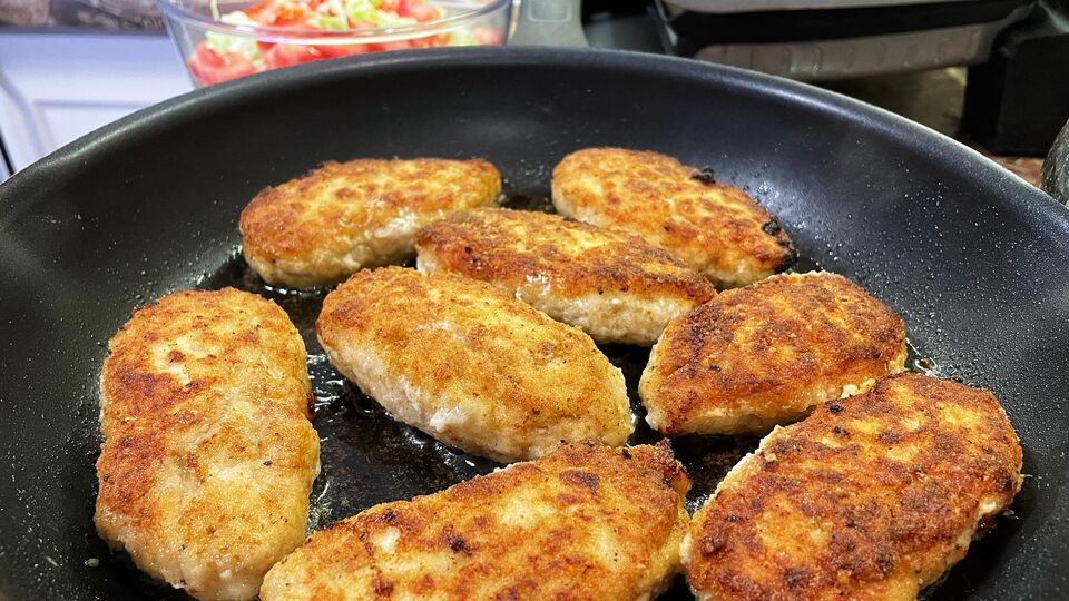 Для котлет візьміть чотири-п'ять курячих стегон