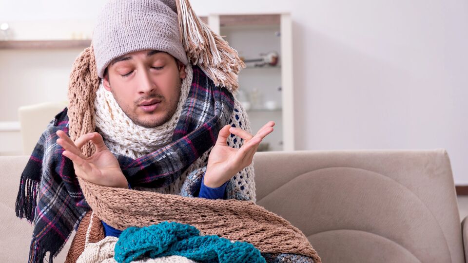 У человека, подвергшегося переохлаждению, появляется "гусиная кожа"