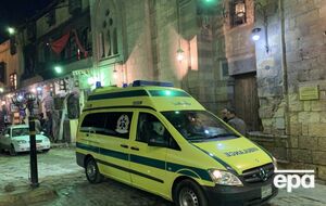 Одна з дівчат дістала рвану рану, інша – перелом стегна, третя – також перелом. Їх госпіталізували