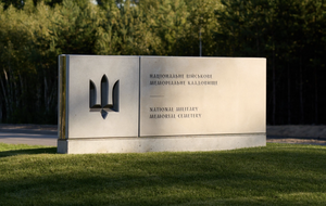 Петров, який щодня веде стрими на "Ісландії", нібито займається комунікаціями Національного військового меморіального кладовища