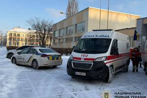 Попередньо, учень напав із ножем на вчительку й однокласника