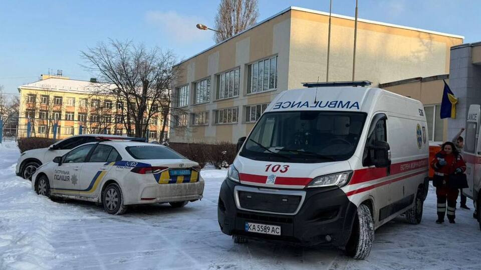 Попередньо, учень напав із ножем на вчительку й однокласника