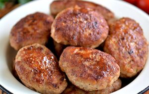 Перед тем как обжарить котлеты, их нужно обязательно обвалять в панировочных сухарях