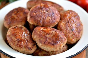 Перед тем как обжарить котлеты, их нужно обязательно обвалять в панировочных сухарях