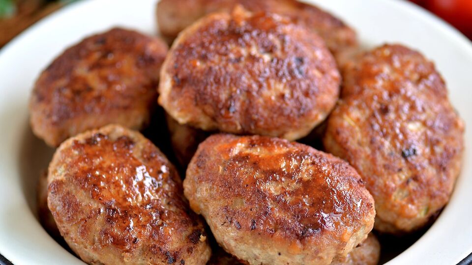 Перед тем как обжарить котлеты, их нужно обязательно обвалять в панировочных сухарях