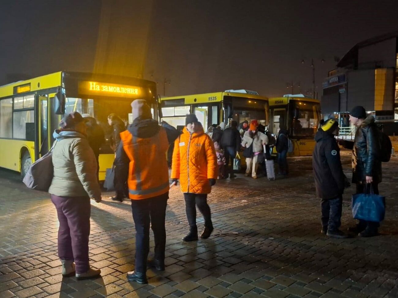 В случае прибытия поездов после начала комендантского часа для пассажиров организуют автобусную развозку