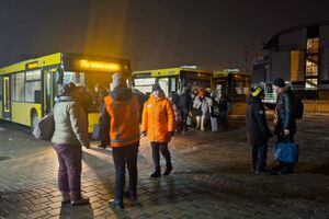 У разі прибуття поїздів після початку комендантської години для пасажирів організовують автобусне розвезення