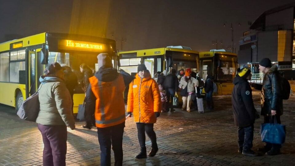 У разі прибуття поїздів після початку комендантської години для пасажирів організовують автобусне розвезення