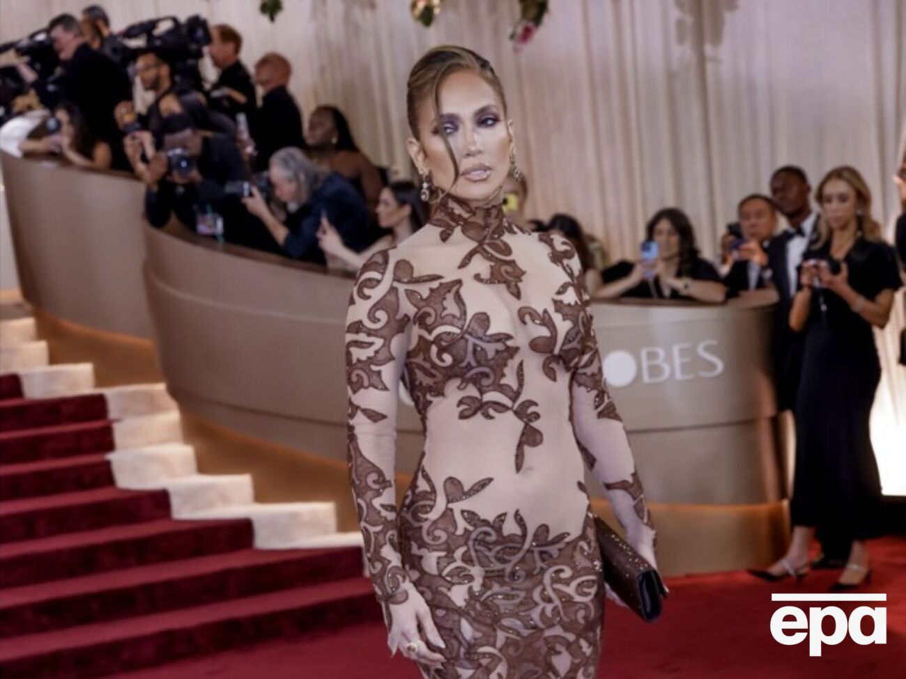 Модні критики порадили Лопес замінити крій спідниці