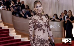 Модні критики порадили Лопес замінити крій спідниці