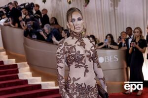 Модні критики порадили Лопес замінити крій спідниці