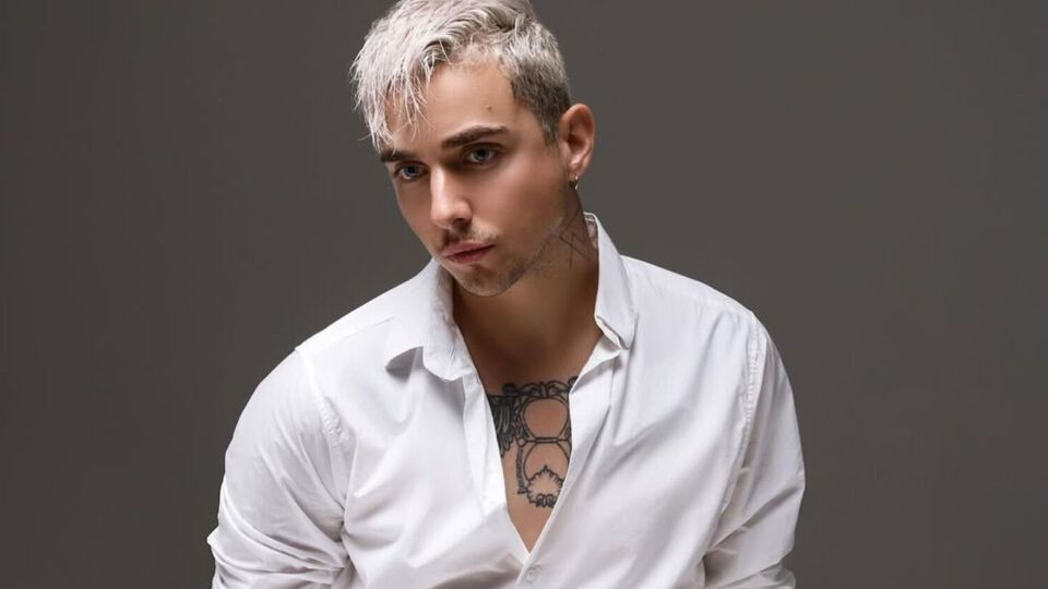 Летом 2021 года певец совершил каминг-аут, заявив о своей бисексуальности