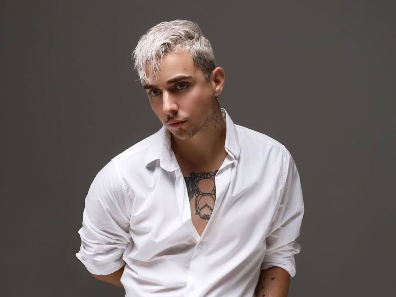 Летом 2021 года певец совершил каминг-аут, заявив о своей бисексуальности